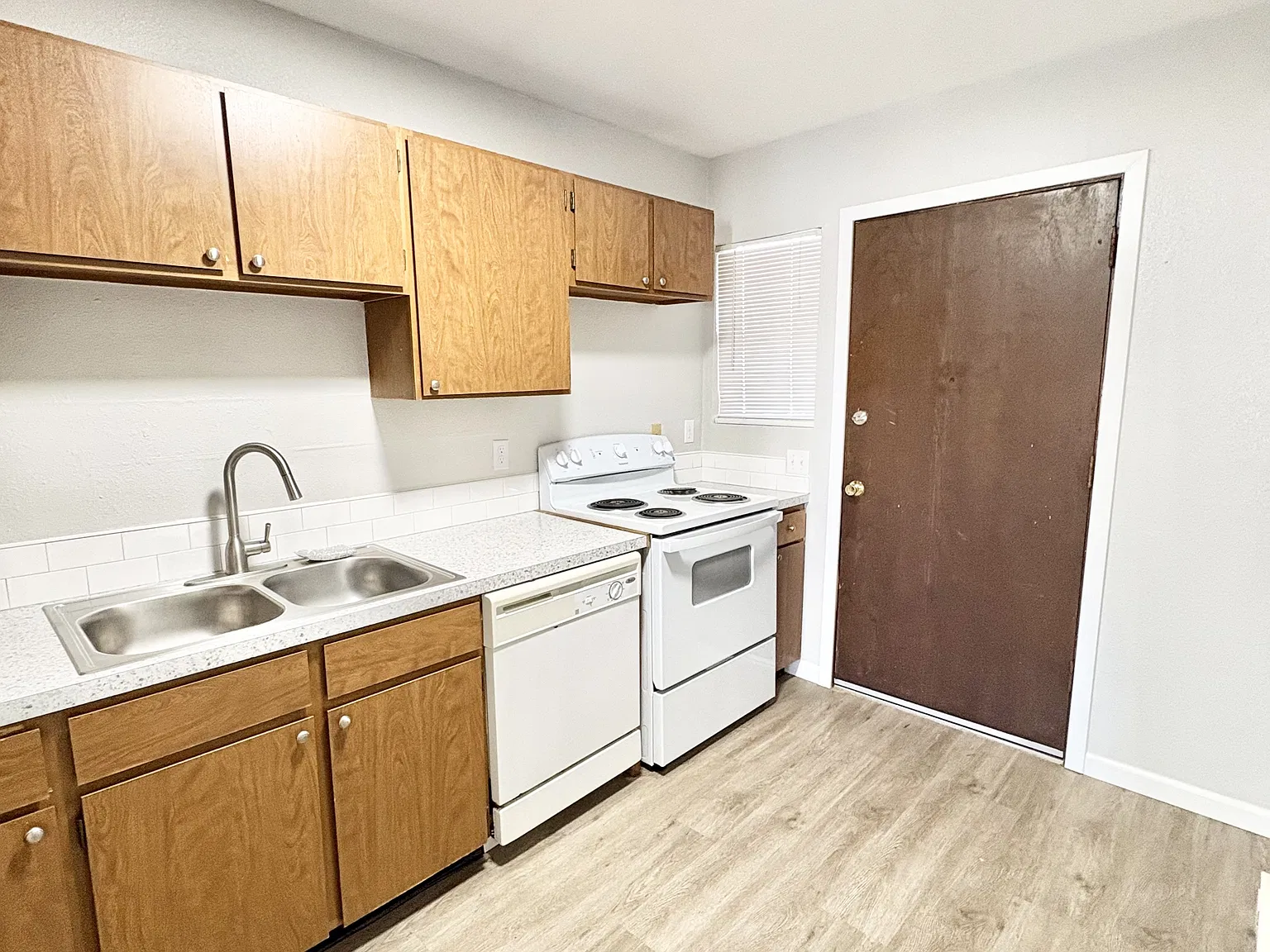 Pelican Hill Apts - 637 Pleasant Ave - 205 — Photo 3