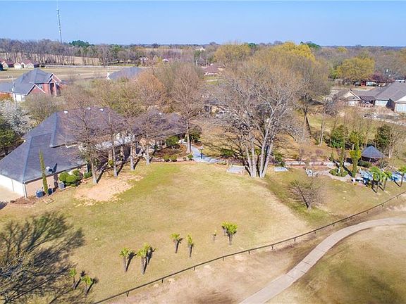 5th image of 201 Country Club Dr