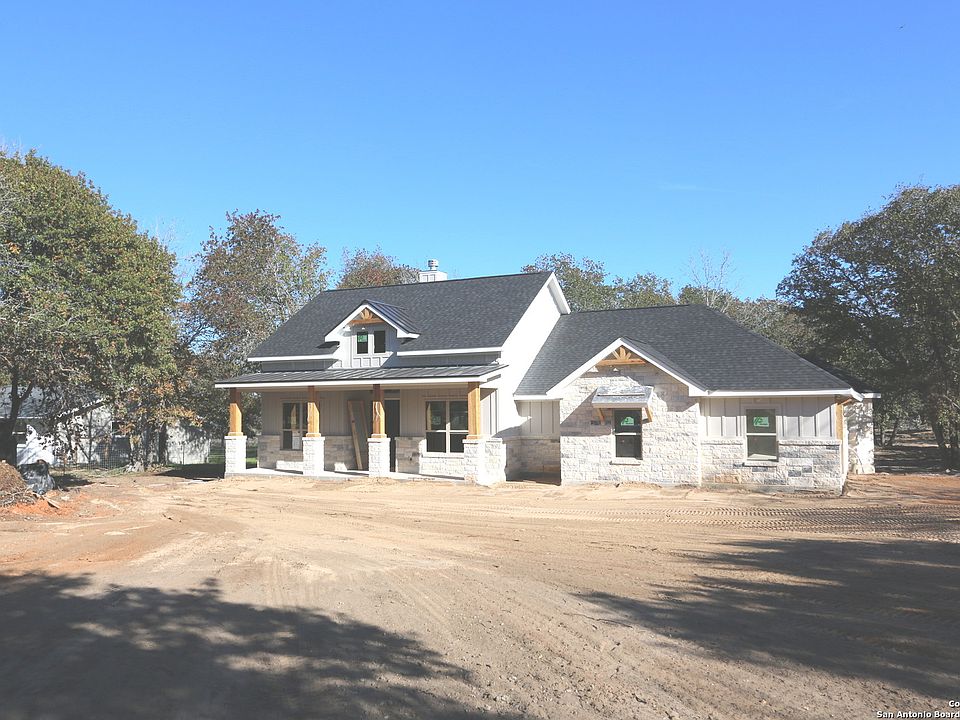 1st image of 421 MEADOWGROVE LN