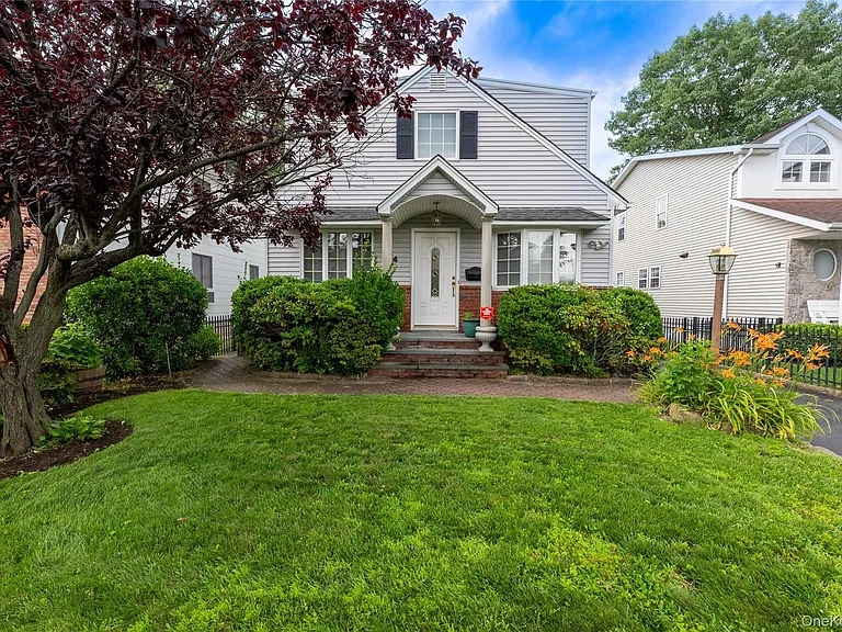 54 Edgewood Rd — Photo 1