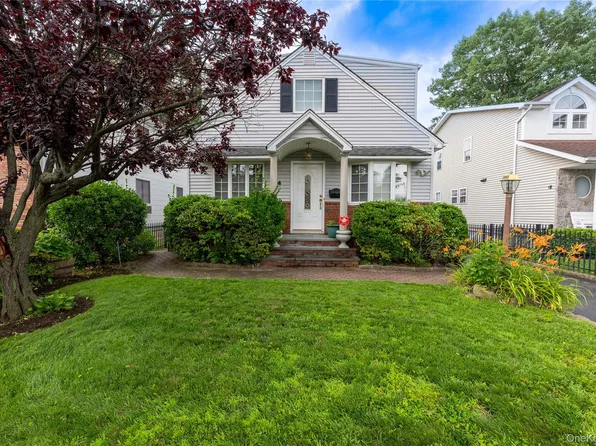 54 Edgewood Rd, Port Washington, NY 11050