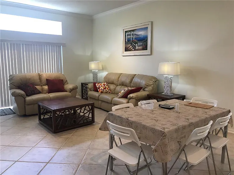 1118 Chinaberry Dr — Photo 7