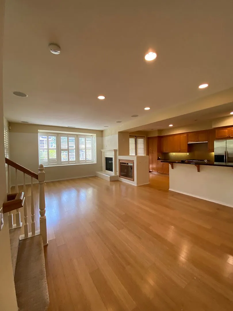 Lovely 3 Bedroom 2.5 Bath Att. Home in Irvine School District — Photo 2