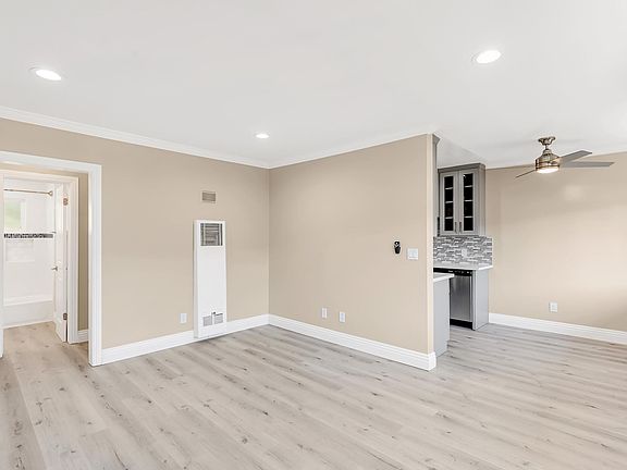 2nd image of 1149 N Westmoreland Ave APT 5
