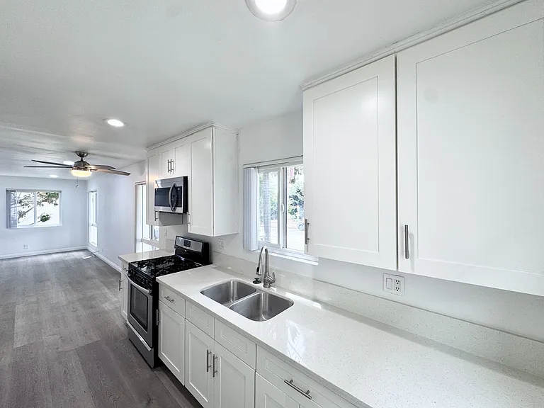7622 Pickering Ave #A — Photo 11