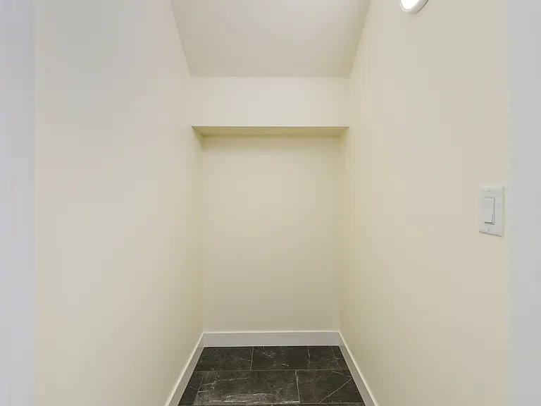 622 W 5th St — Photo 9