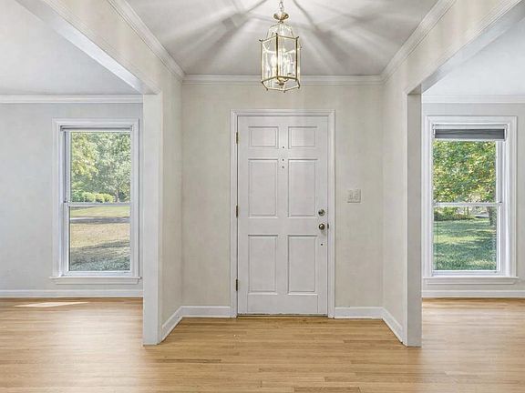 2nd image of 204 Fernbrook Cir