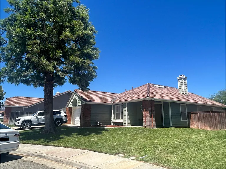 1402 Birchwood Dr — Photo 2