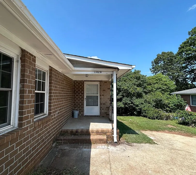 102 B Bruce St