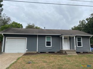 121 E 15th St, Shiner, TX 77984