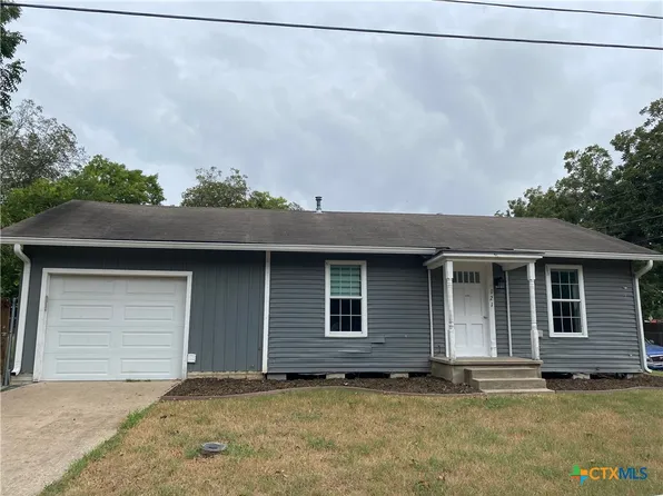 121 E 15th St, Shiner, TX 77984