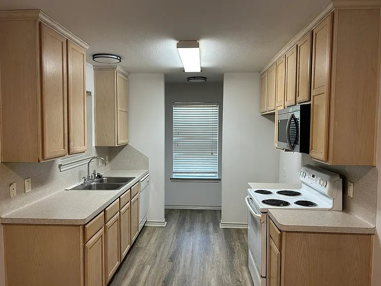 1611 Enloe Ct — Photo 7