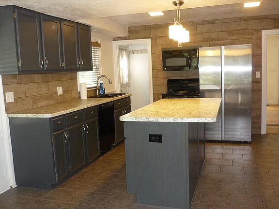 4th image of 803 E River Ln