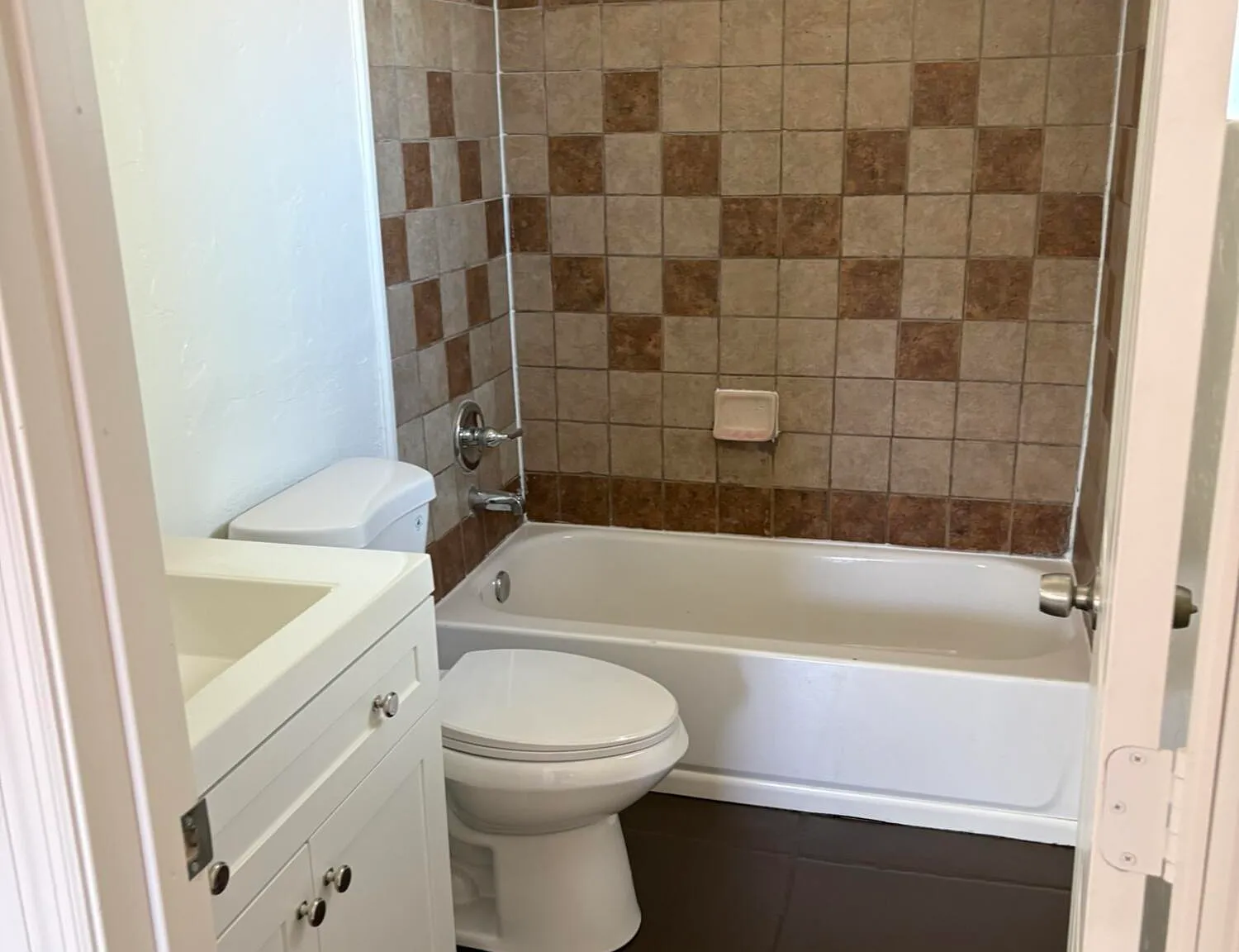 3 bed, 2.0 bath, 2200 sqft, $1,550 — Photo 4