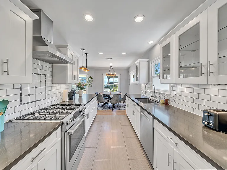14527 Addison St — Photo 3