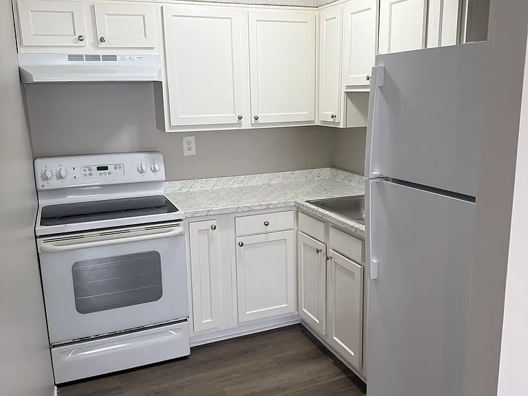 412 Woodcreek Dr #7 — Photo 6
