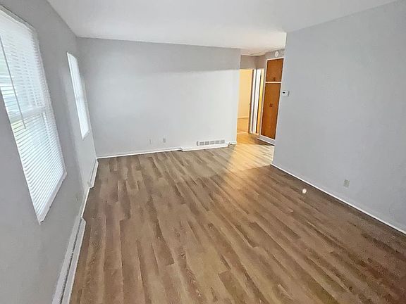 3rd image of 2715 S Burdick St
