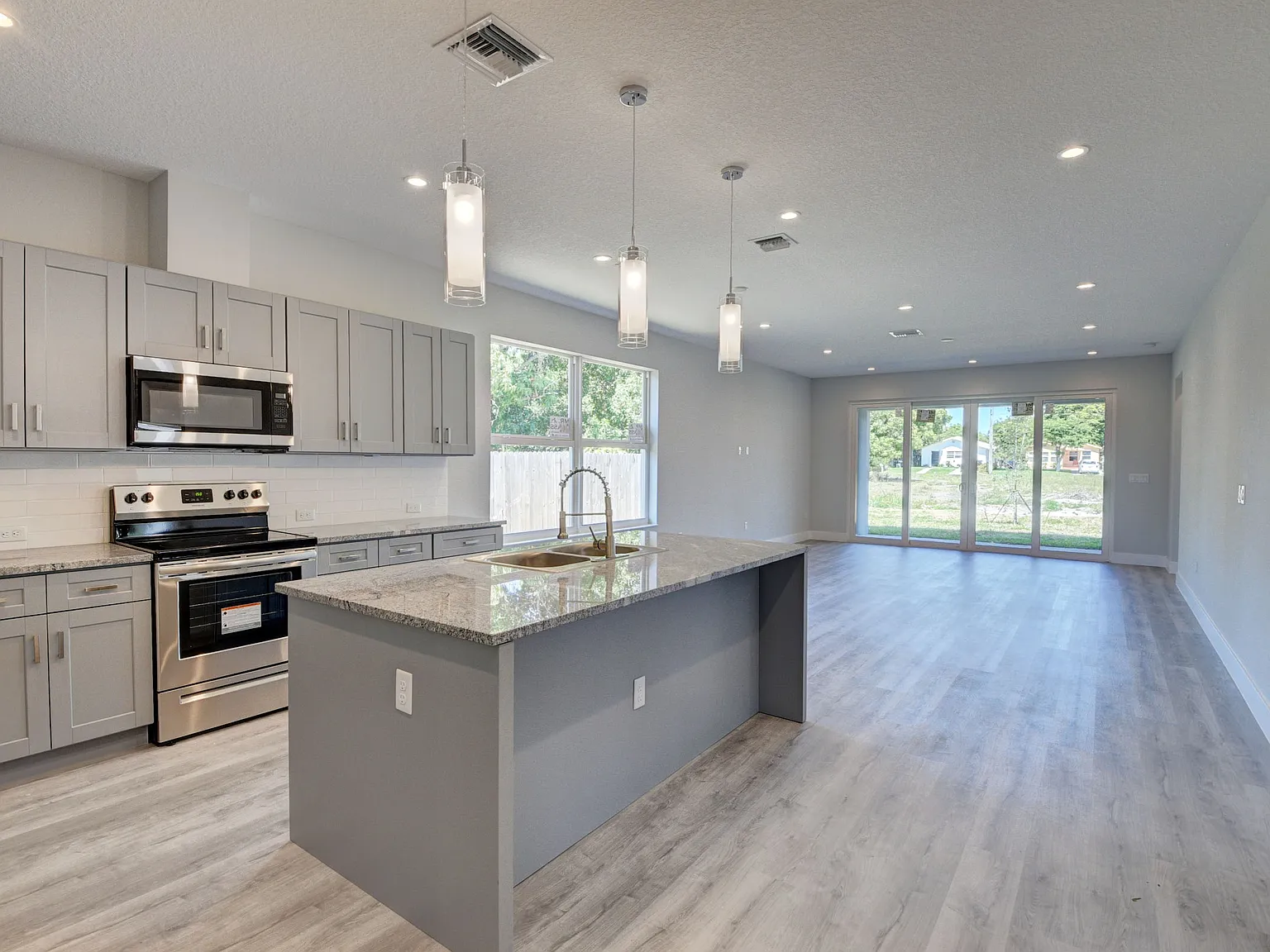 3 bed, 2389 sqft, $3,600 — Photo 3