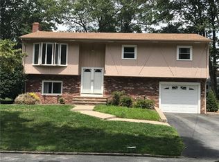 33 Rockcrest Dr, Cranston, RI 02920