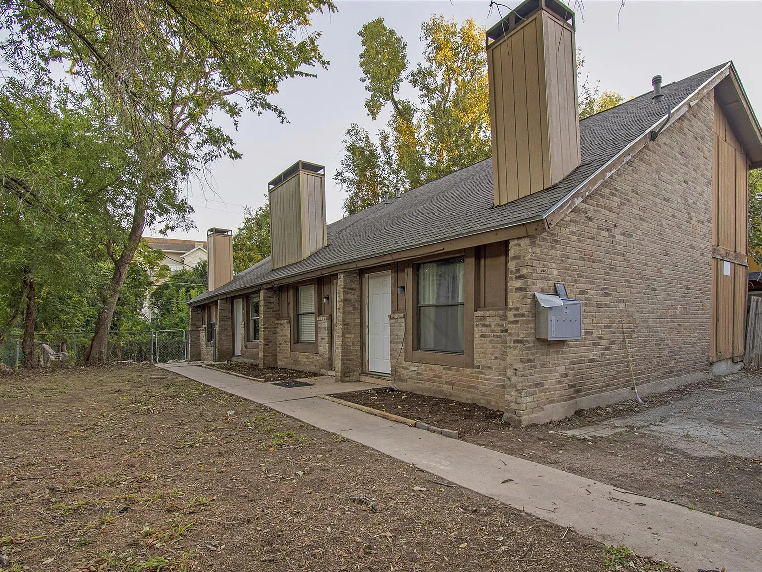 1 bed, 1.0 bath, 588 sqft, $1,095 — Photo 2