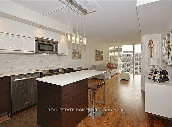 4th image of 15 Maitland Pl #1912