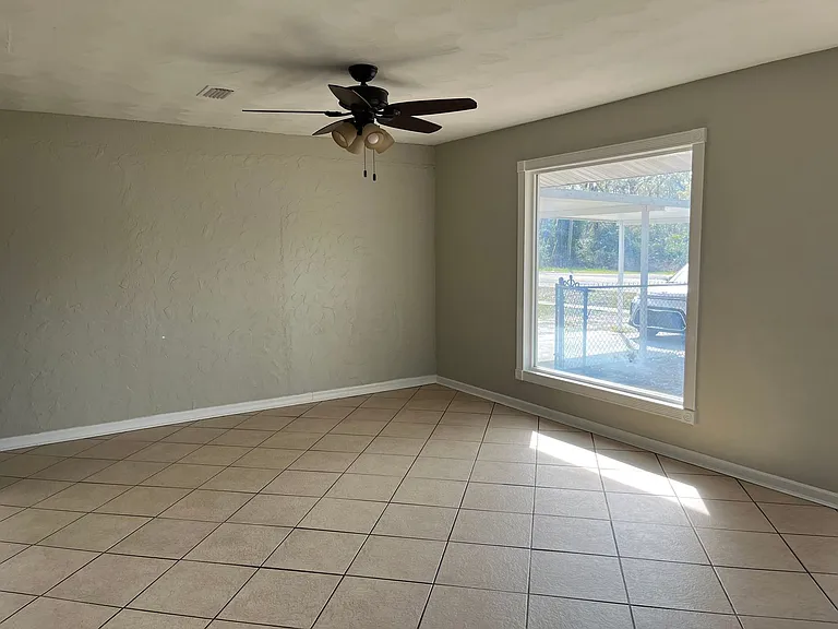 423 SE Country Club Rd — Photo 4