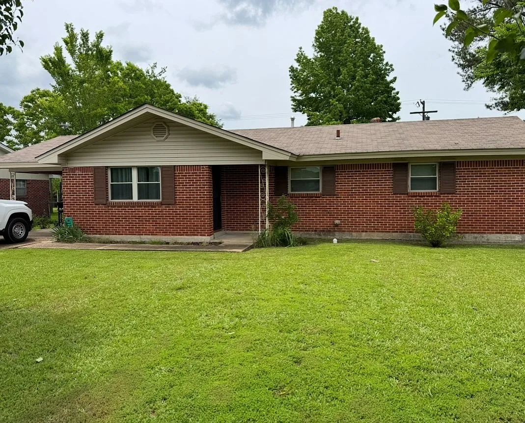 Comfort and convenience in a quiet, well-established neighborhood in Columbus — Photo 1