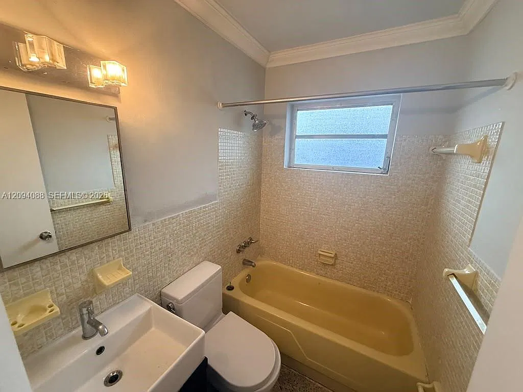 990 SW 4th St — Photo 4