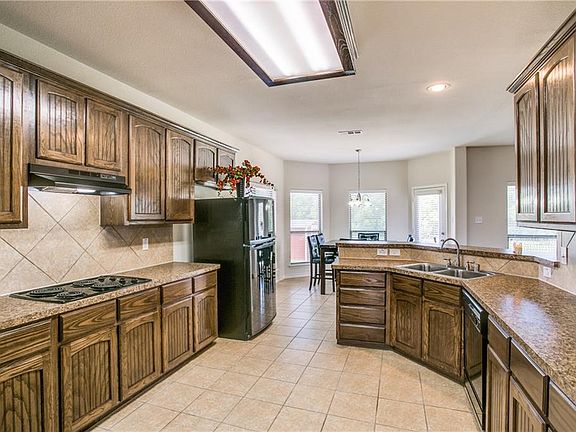 2nd image of 1920 Spencer Ln