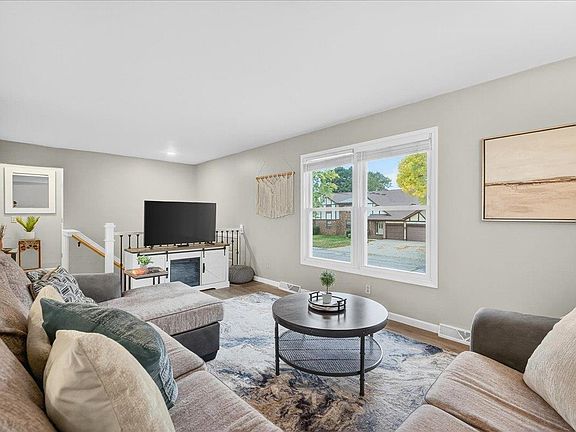 5th image of 104 Ash St