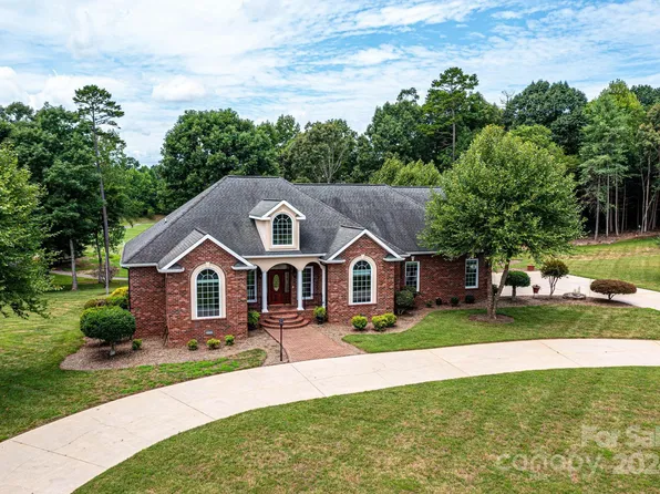 180 Catawba Shores Ln, Hickory, NC 28601