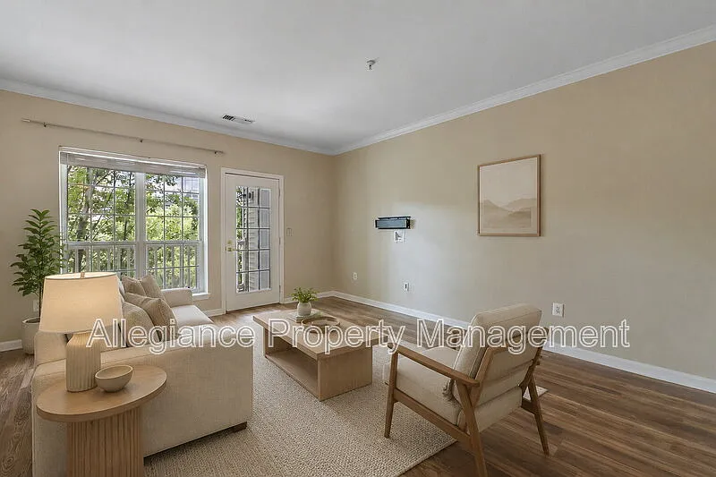 1 bed, 1.0 bath, 726 sqft, $1,950 — Photo 2