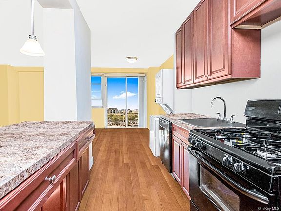 3rd image of 880 Boynton Ave APT 7G