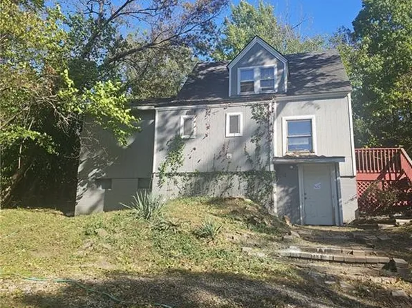 5301 NW Waukomis Dr, Kansas City, MO 64151