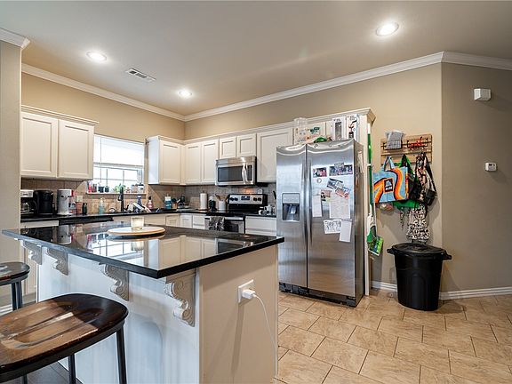 4th image of 611 N Tennyson Ln