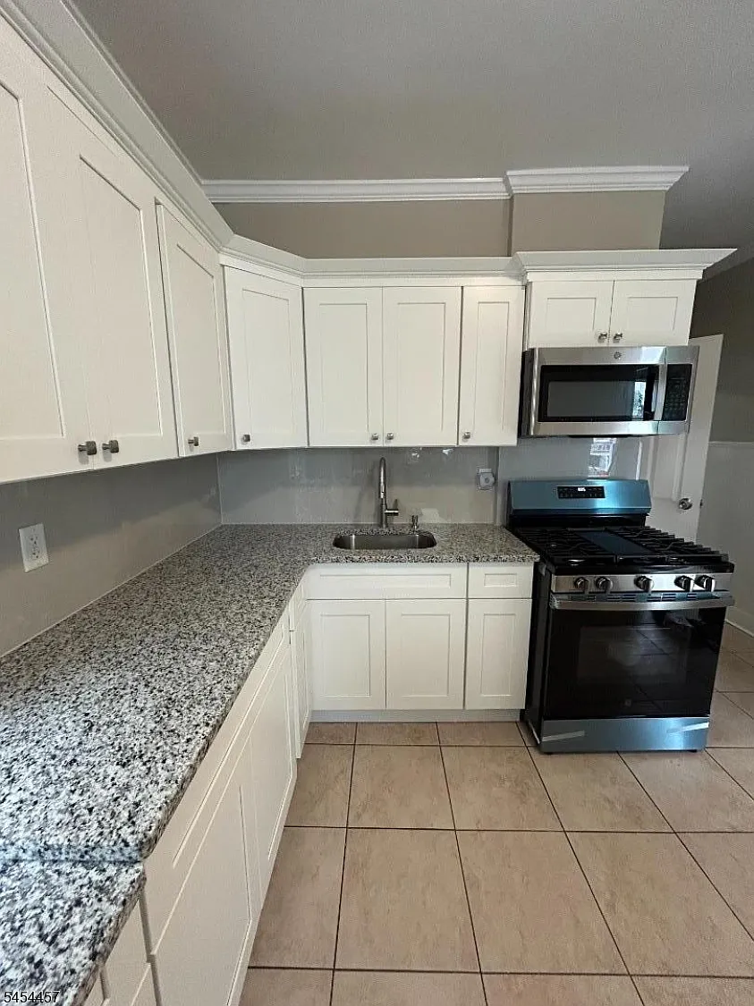 3 bed, 1.0 bath, 857 sqft, $2,950 — Photo 3