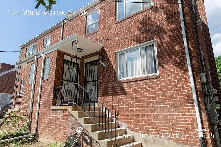 Charming 2 BR/1 BA Apartment in Congress Heights! — Photo 1