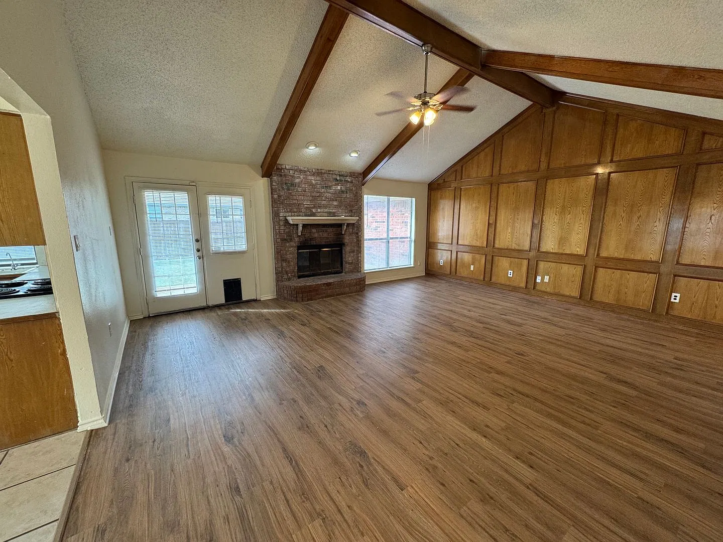Single Story Home in Arlington near Airport — Photo 4