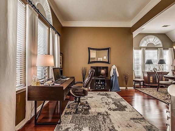 5th image of 613 Forest Bend Dr
