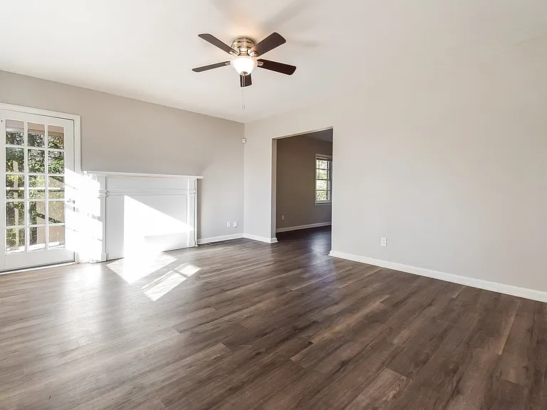 1038362_019_living_room_13470350.jpg