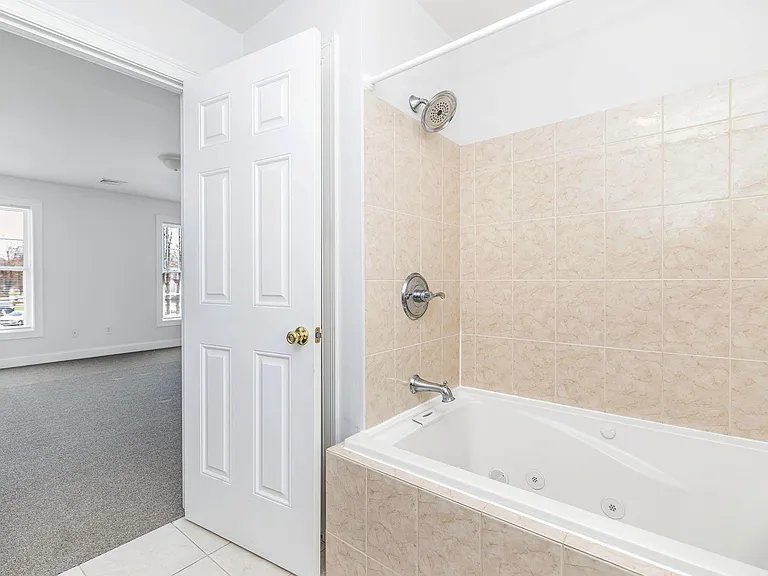 54 E Silver St #B — Photo 13