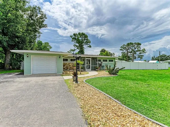 557 Reading St NW, Port Charlotte, FL 33952