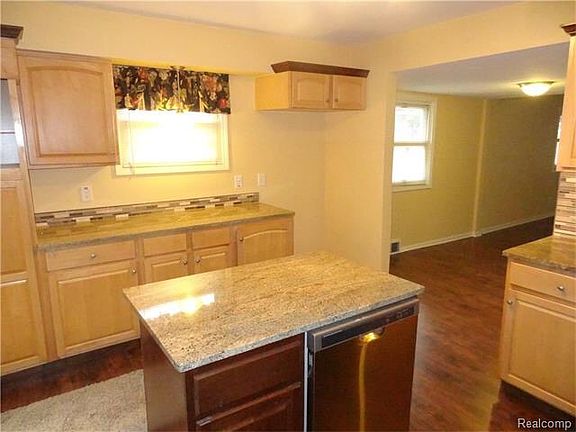 4th image of 23440 Reynolds Ave