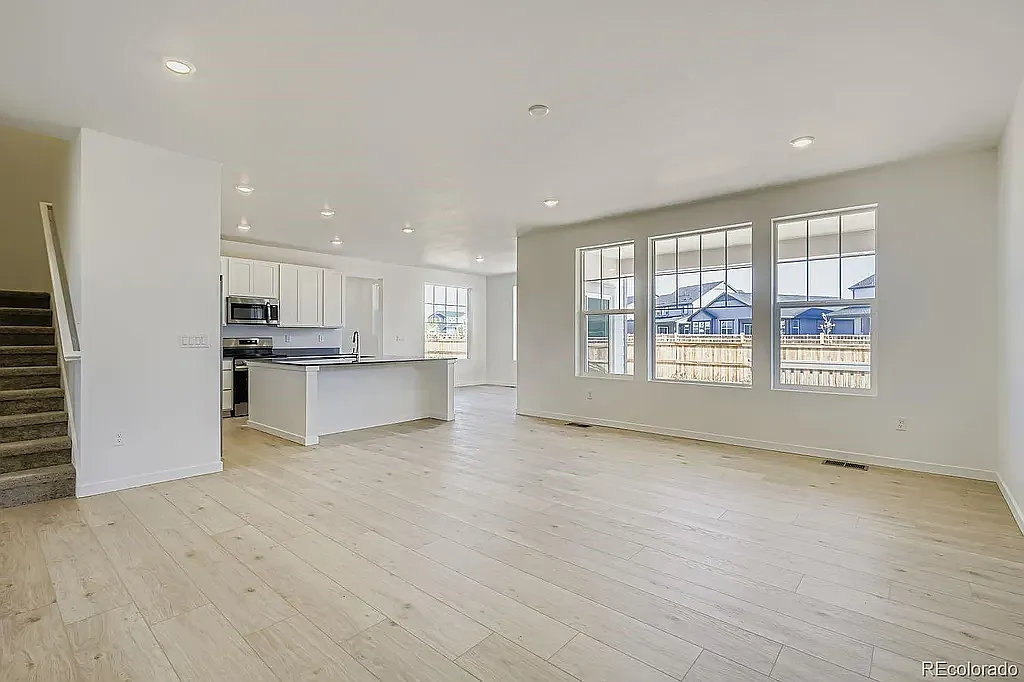 4 bed, 2584 sqft, $3,200 — Photo 4