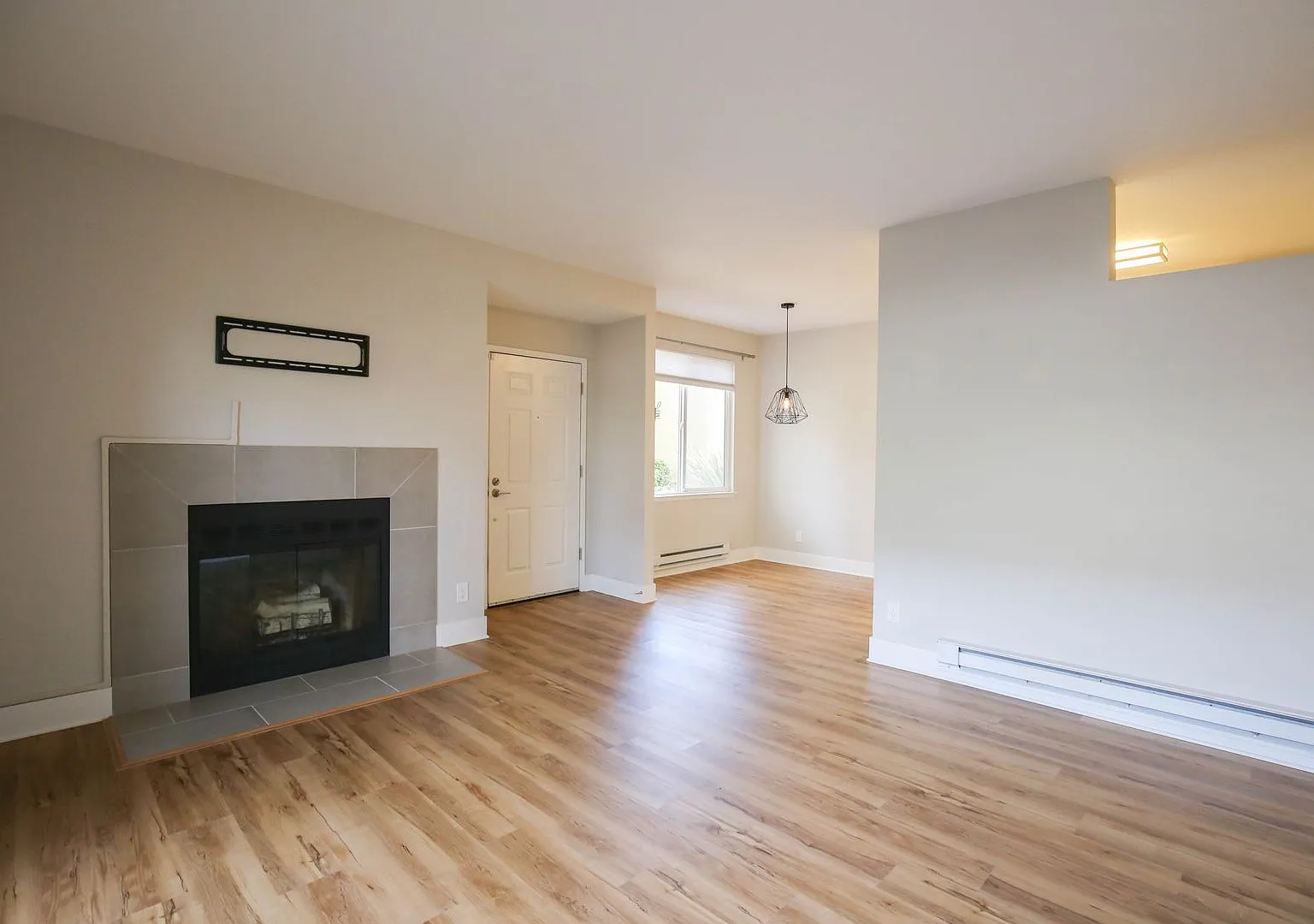 Modern and Clean 2 Bed 2 Bath Condo in Richmond Marina Bay — Photo 4