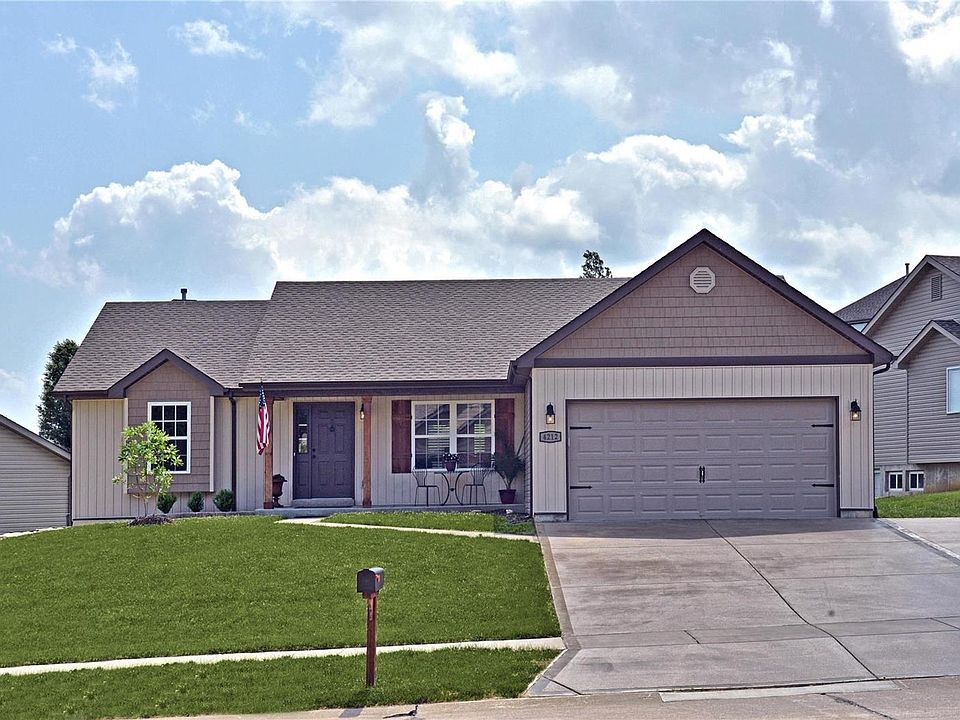 Great curb appeal on this "like-new' home.