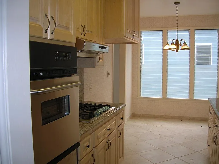 445 1/2 S Maple Dr — Photo 4