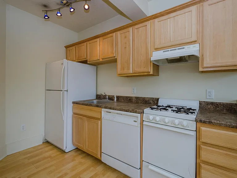 Suites on Lincoln Way — Photo 15