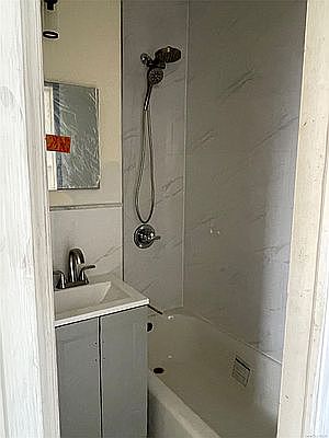 4th image of 139 Montrose Ave APT 4L