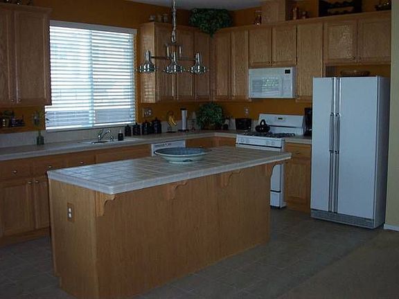 Large Kitchen w/Island